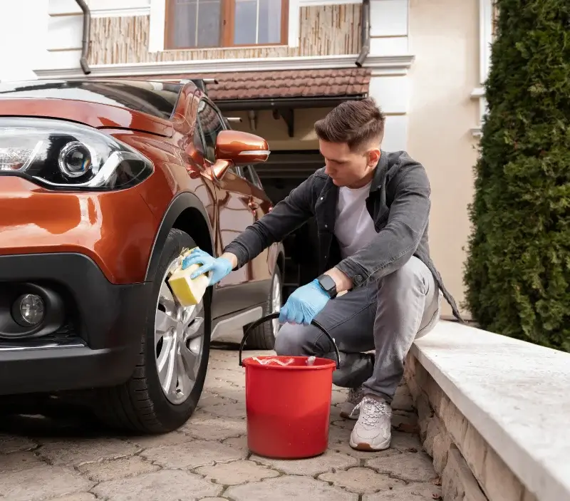 Lavage auto à domicile Bellegarde-en-Forez : professionnel intervenant sur un véhicule